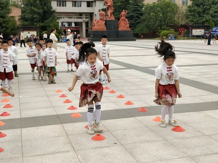 【向阳动态】初探小学 共赴成长——运城向阳学校师生迎接幼儿园小朋友到校参观体验 第22张