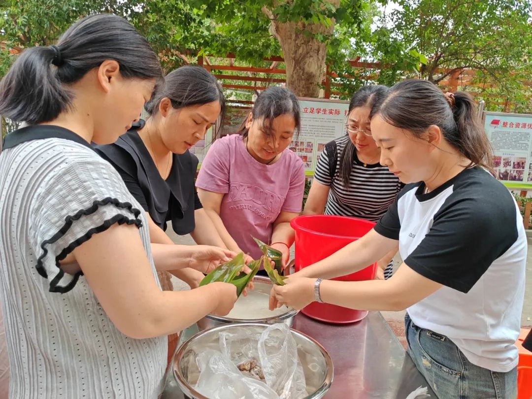 四型机关(学校)建设 || 沙河市第七小学“粽情端午 共言智善”教职工包粽子活动 第28张