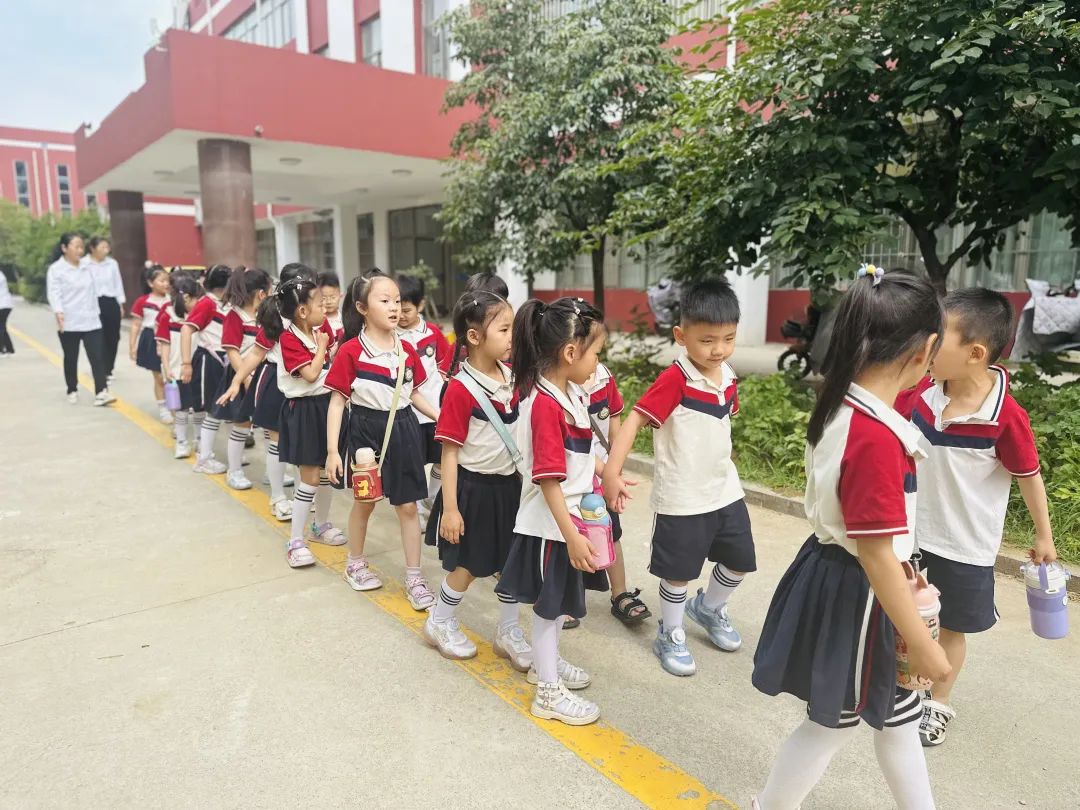 初探小学  礼遇成长——枣庄市第二十九中学附属幼儿园大班组参观小学活动 第11张