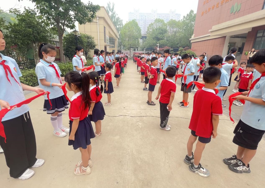 初识小学,快乐成长——项城市政和路幼儿园组织大班孩子参观政和路小学 第3张