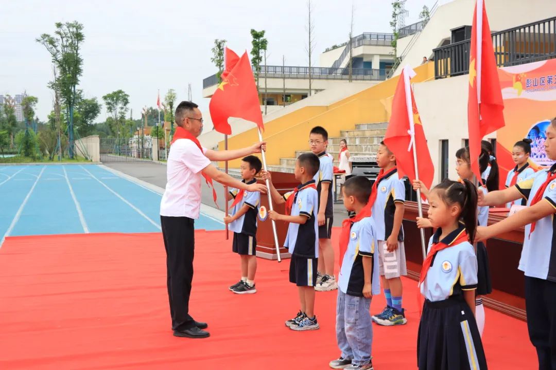 红领巾 爱祖国 | 彭山区各小学举行少先队新队员入队仪式暨“六一”主题活动 第46张