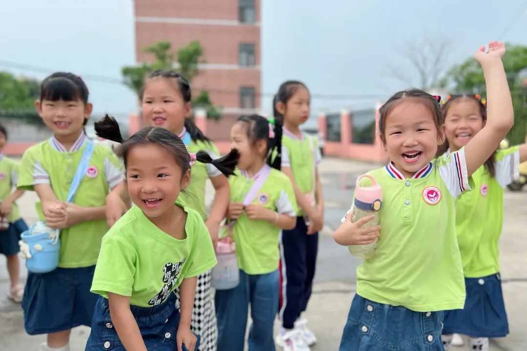 【走,参观小学去!】佛子山镇中心幼儿园大班级部参观小学活动 第7张