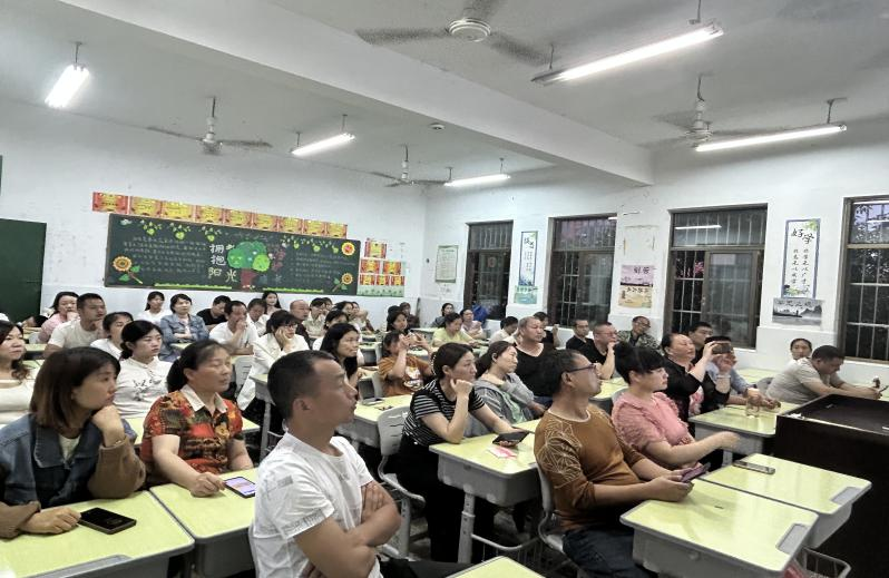 六年耕耘,一朝收获——易俗河镇山塘小学六年级家长会 第10张