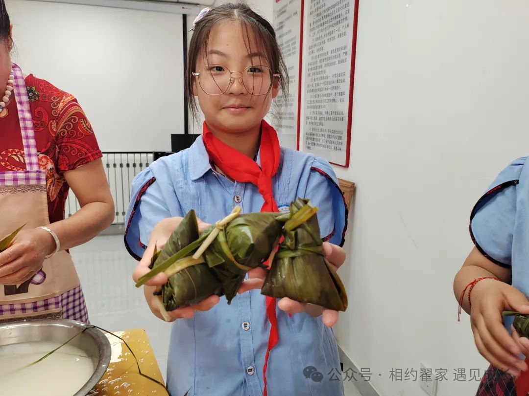 【翟家中心小学·党建+家训】浓情端午,诗韵飘香——曹家小学开展进宁民社区劳动实践活动 第7张