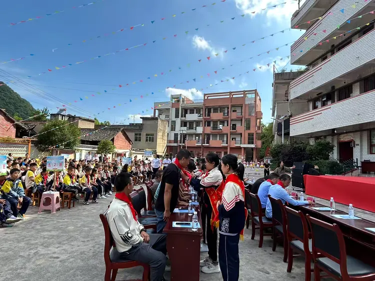 红领巾·爱祖国——惠水县芦山中心小学庆祝“六·一”儿童节文艺汇演暨新队员入队仪式 第5张