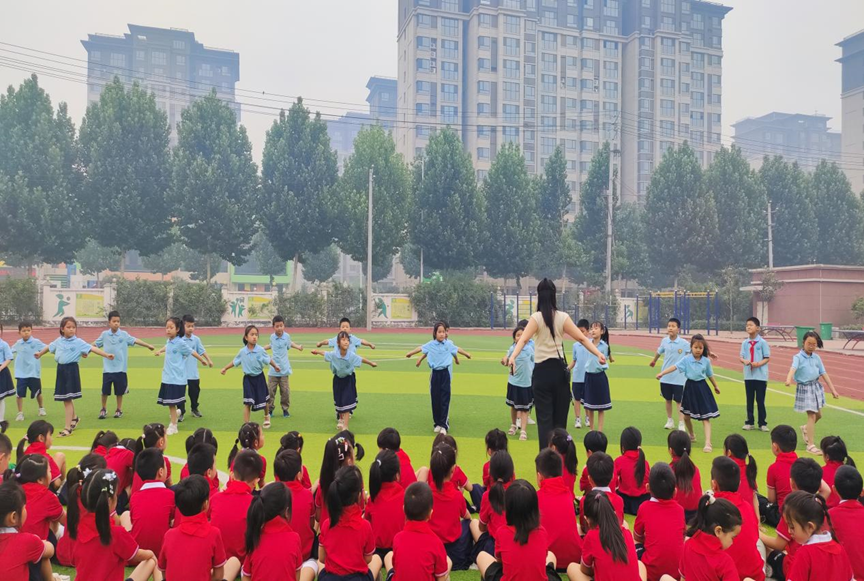 初识小学,快乐成长——项城市政和路幼儿园组织大班孩子参观政和路小学 第5张