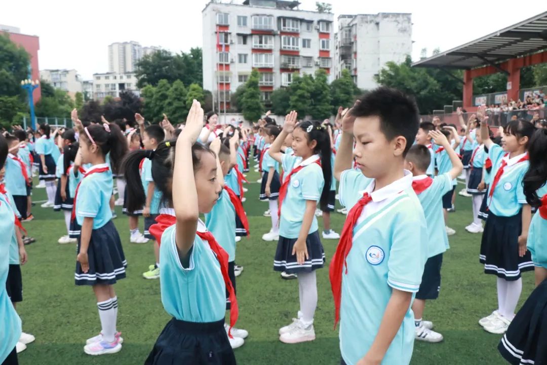 红领巾 爱祖国 | 彭山区各小学举行少先队新队员入队仪式暨“六一”主题活动 第52张