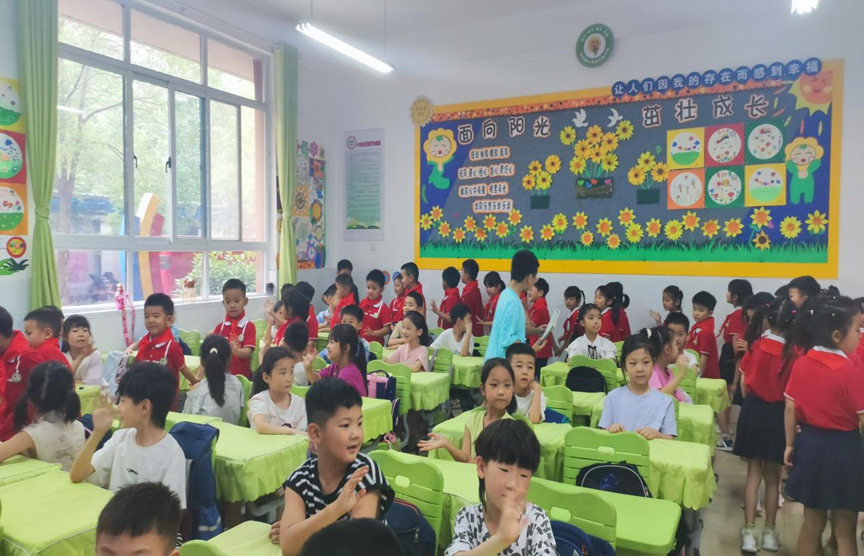 初识小学,快乐成长——项城市政和路幼儿园组织大班孩子参观政和路小学 第4张