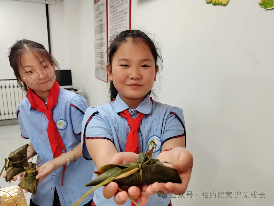 【翟家中心小学·党建+家训】浓情端午,诗韵飘香——曹家小学开展进宁民社区劳动实践活动 第6张