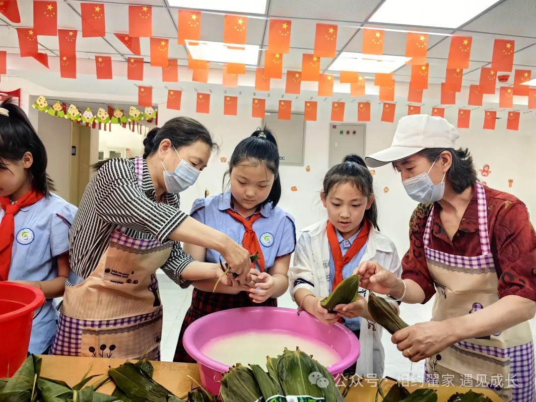 【翟家中心小学·党建+家训】浓情端午,诗韵飘香——曹家小学开展进宁民社区劳动实践活动 第12张