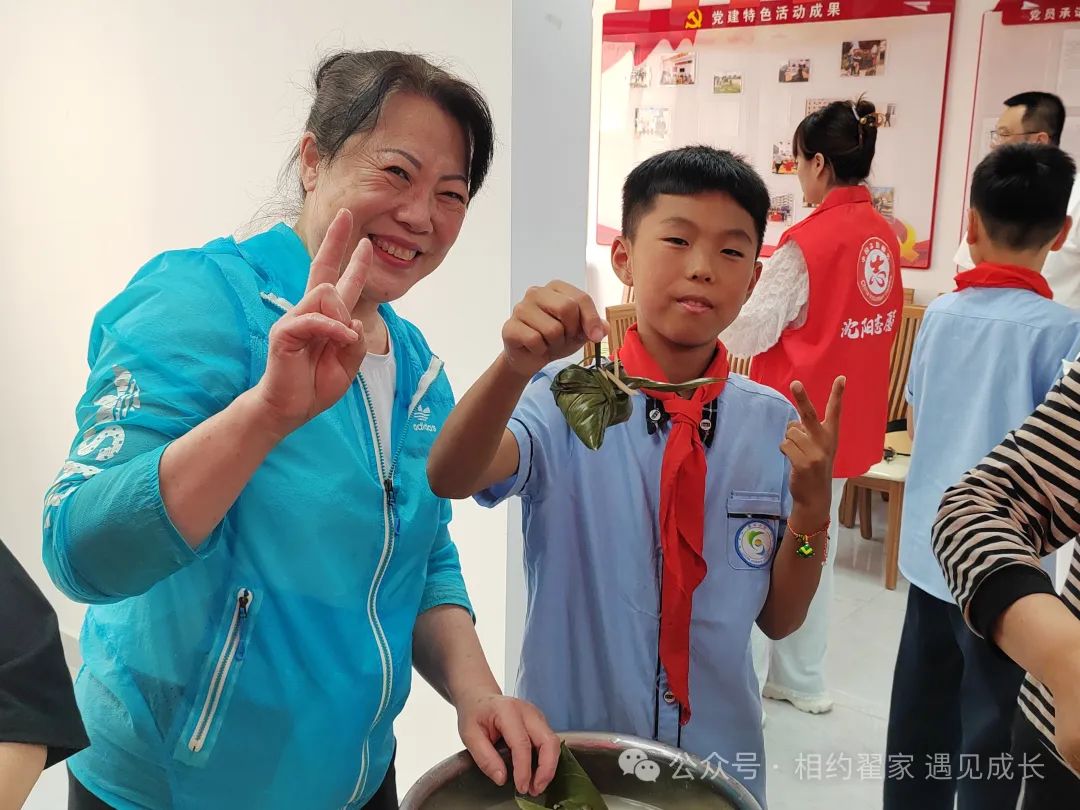 【翟家中心小学·党建+家训】浓情端午,诗韵飘香——曹家小学开展进宁民社区劳动实践活动 第13张