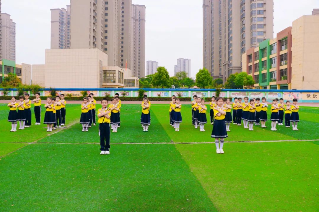 阳光大课间  韵律悦童心——阜南县第九小学开展一年级课间操比赛 第2张