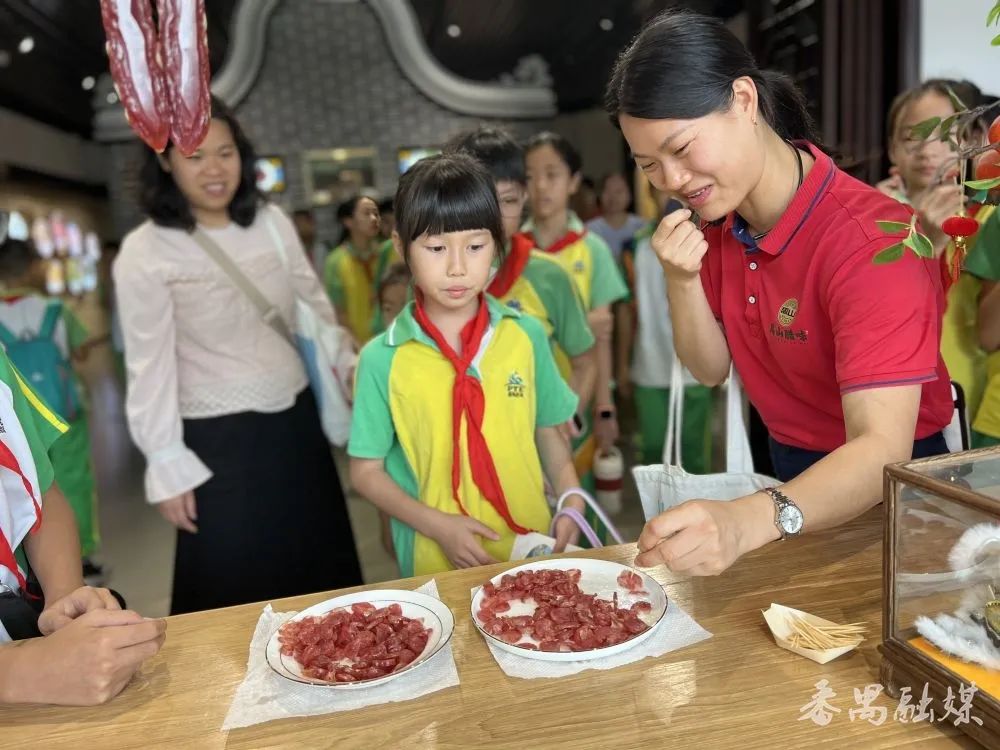 近距离接触腊味制作过程 番禺区沙湾中心小学家委会引导学生认识非物质文化遗产 第2张