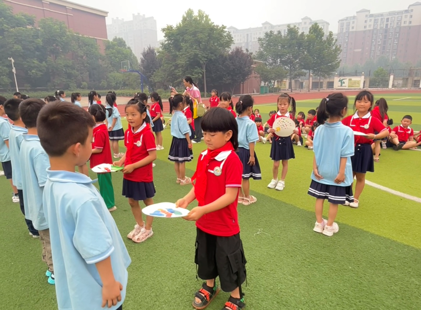 初识小学,快乐成长——项城市政和路幼儿园组织大班孩子参观政和路小学 第6张