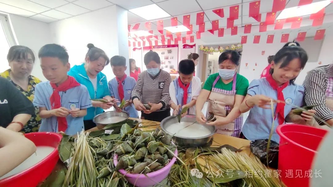 【翟家中心小学·党建+家训】浓情端午,诗韵飘香——曹家小学开展进宁民社区劳动实践活动 第16张