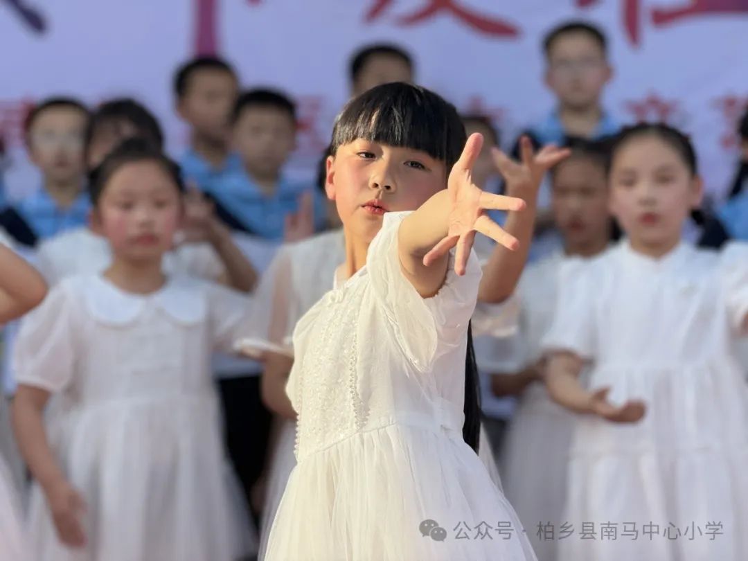 红领巾爱祖国——柏乡县南马中心小学举行庆“六一”国际儿童节文艺汇演 第35张