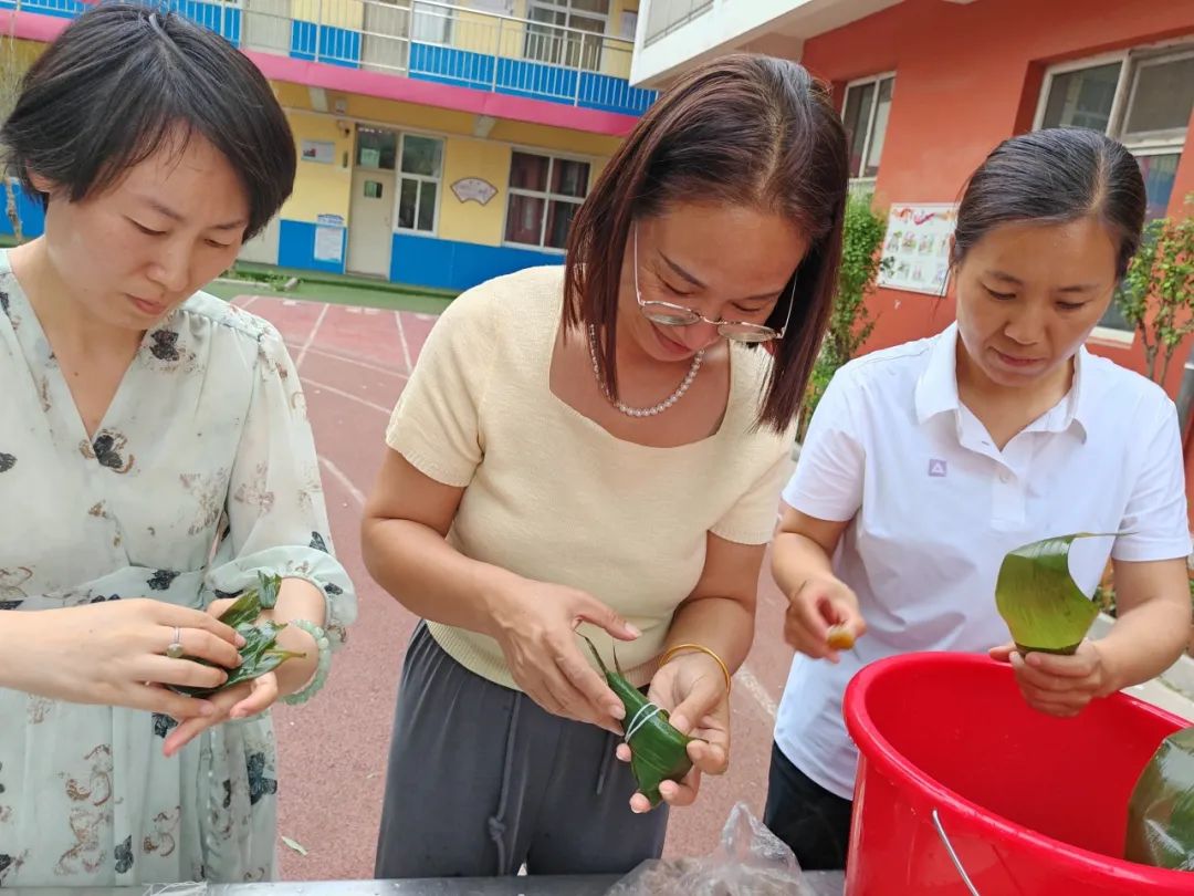 四型机关(学校)建设 || 沙河市第七小学“粽情端午 共言智善”教职工包粽子活动 第21张