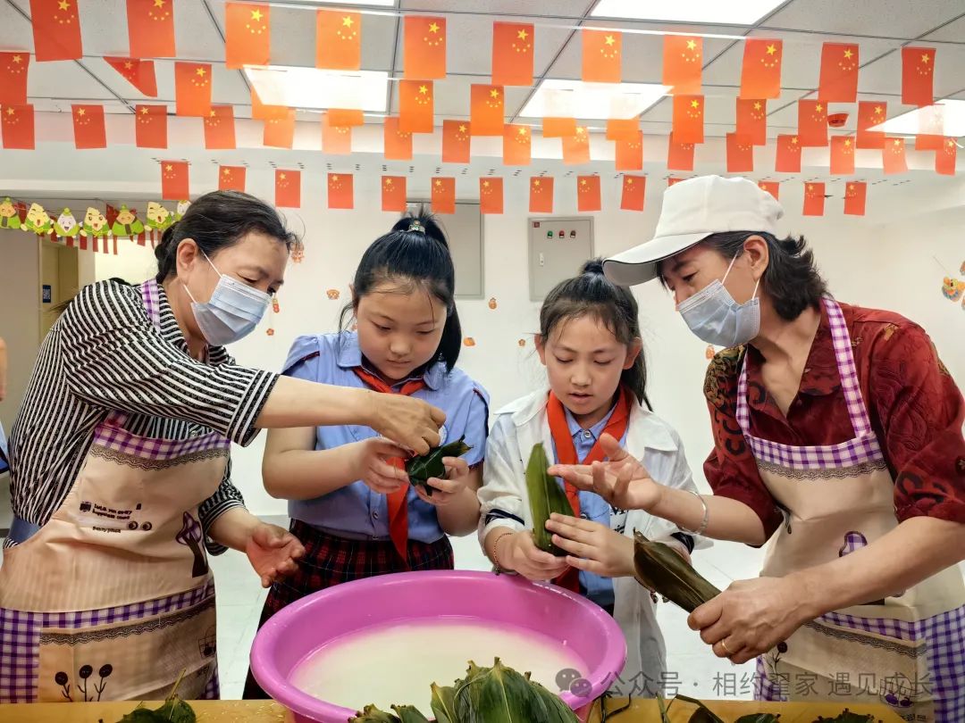 【翟家中心小学·党建+家训】浓情端午,诗韵飘香——曹家小学开展进宁民社区劳动实践活动 第10张