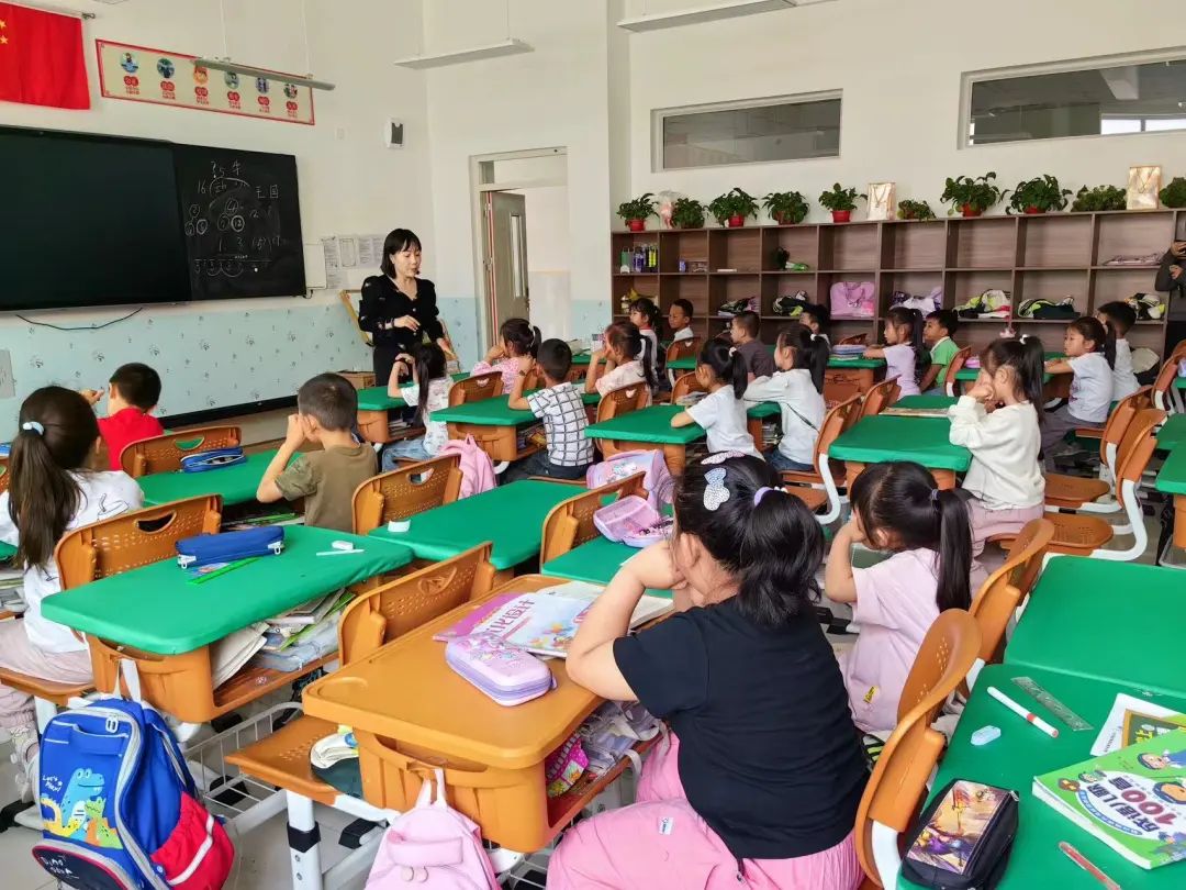 【学前教育宣传月】走进小学初体验 助力衔接促成长——乌拉特中旗第三幼儿园“幼小衔接”活动 走进第三小学 第11张