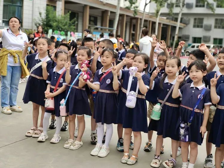 【向阳动态】初探小学 共赴成长——运城向阳学校师生迎接幼儿园小朋友到校参观体验 第33张