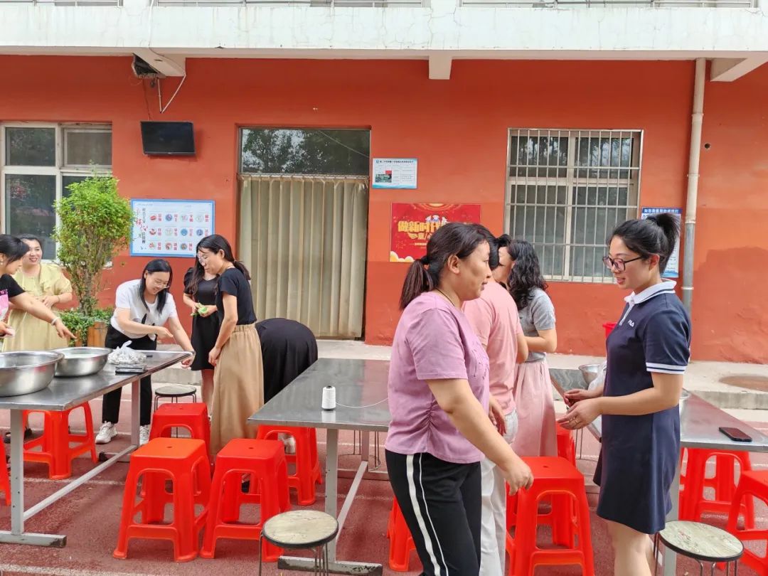 四型机关(学校)建设 || 沙河市第七小学“粽情端午 共言智善”教职工包粽子活动 第13张