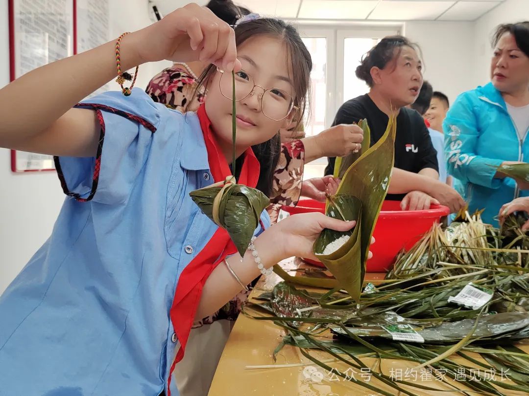 【翟家中心小学·党建+家训】浓情端午,诗韵飘香——曹家小学开展进宁民社区劳动实践活动 第8张