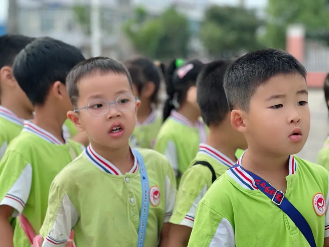 【走,参观小学去!】佛子山镇中心幼儿园大班级部参观小学活动 第9张