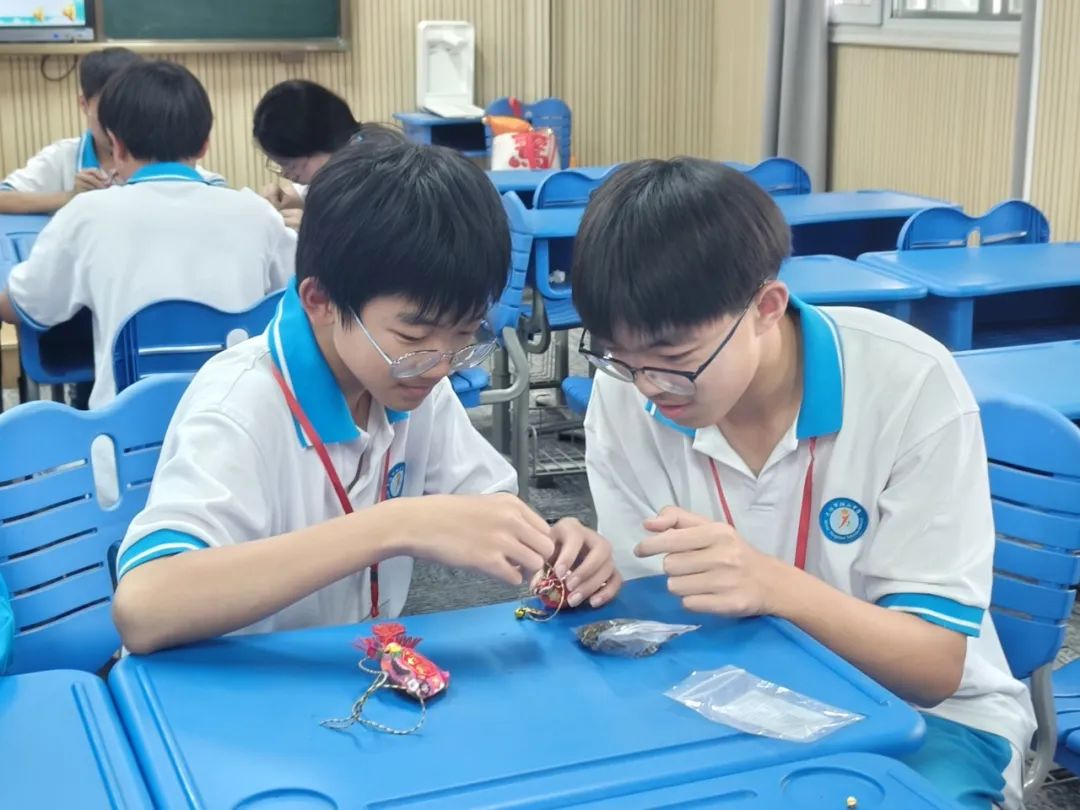 【阳中德育】巧制香囊送祝福  一举高粽赢中考——“我们的节日·端午”主题活动 第4张