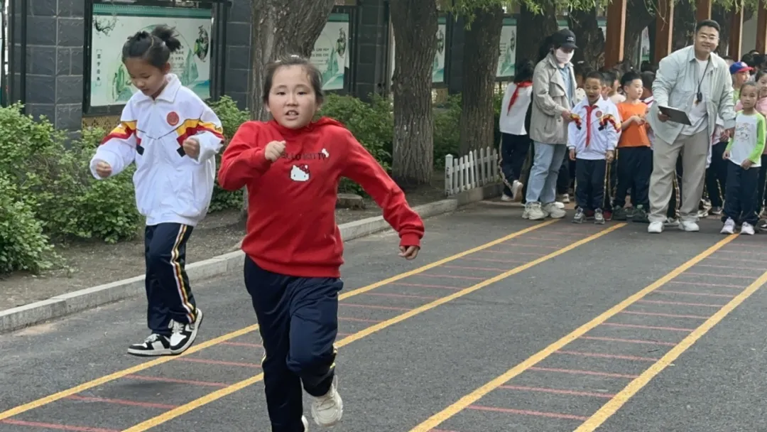 【艺体活动】实验小学举行“趣运动 悦童年”趣味运动会 第3张