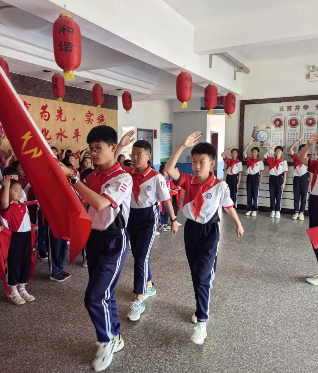 与雷锋同行 让梦想飞扬--凌海市雷锋小学少先队入队仪式 第10张