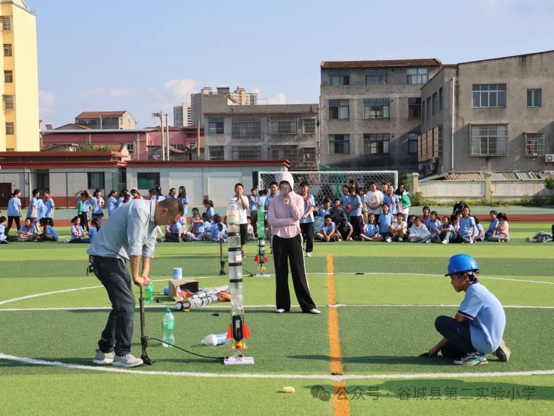 二实小学生的航天梦想:谷城县第二实验小学校园“水火箭制作及发射比赛”顺利举行 第28张