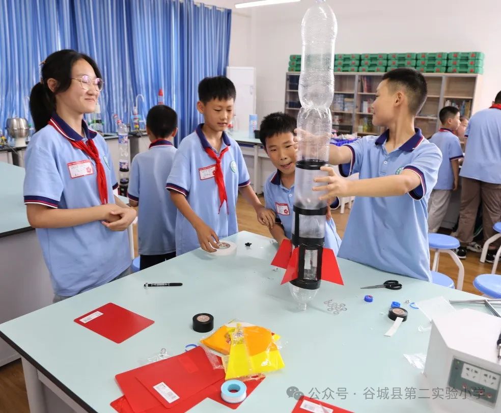 二实小学生的航天梦想:谷城县第二实验小学校园“水火箭制作及发射比赛”顺利举行 第7张