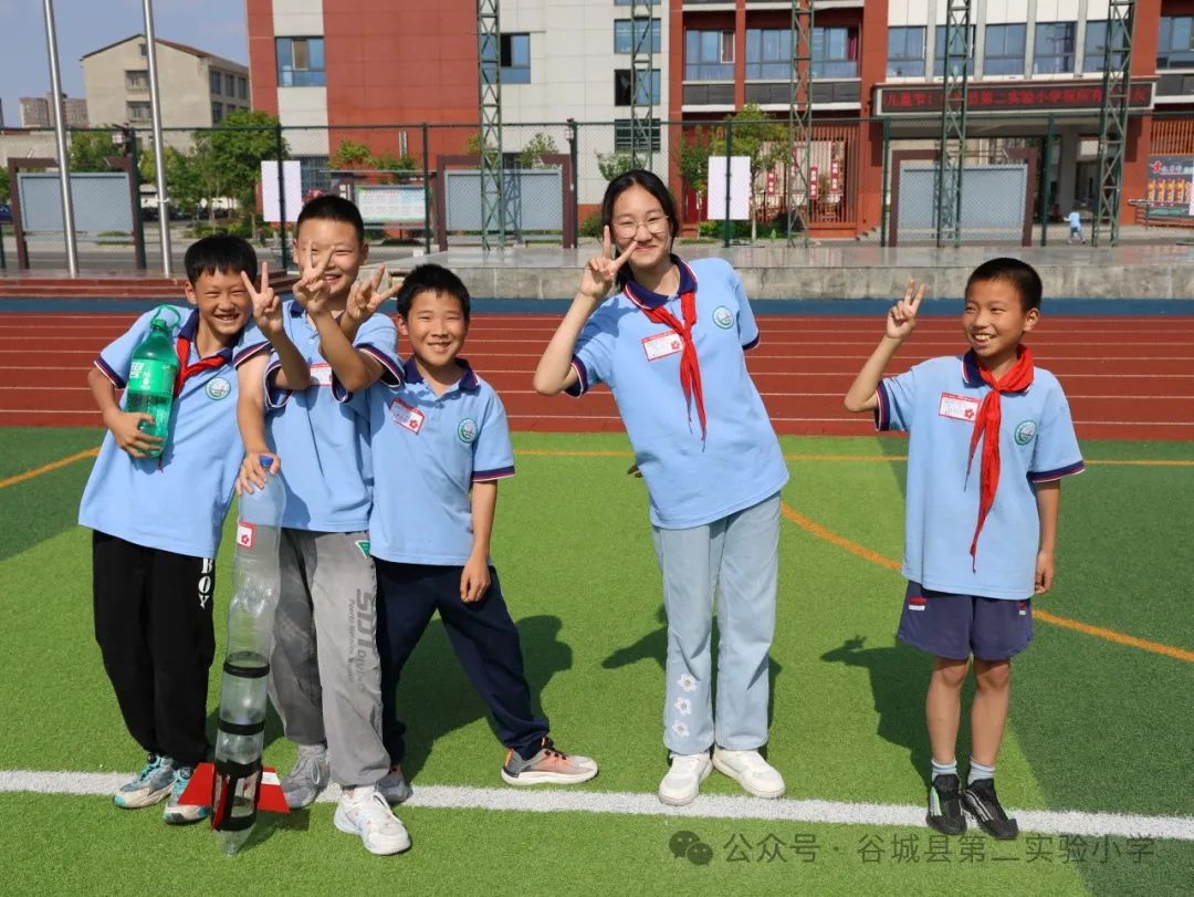 二实小学生的航天梦想:谷城县第二实验小学校园“水火箭制作及发射比赛”顺利举行 第19张