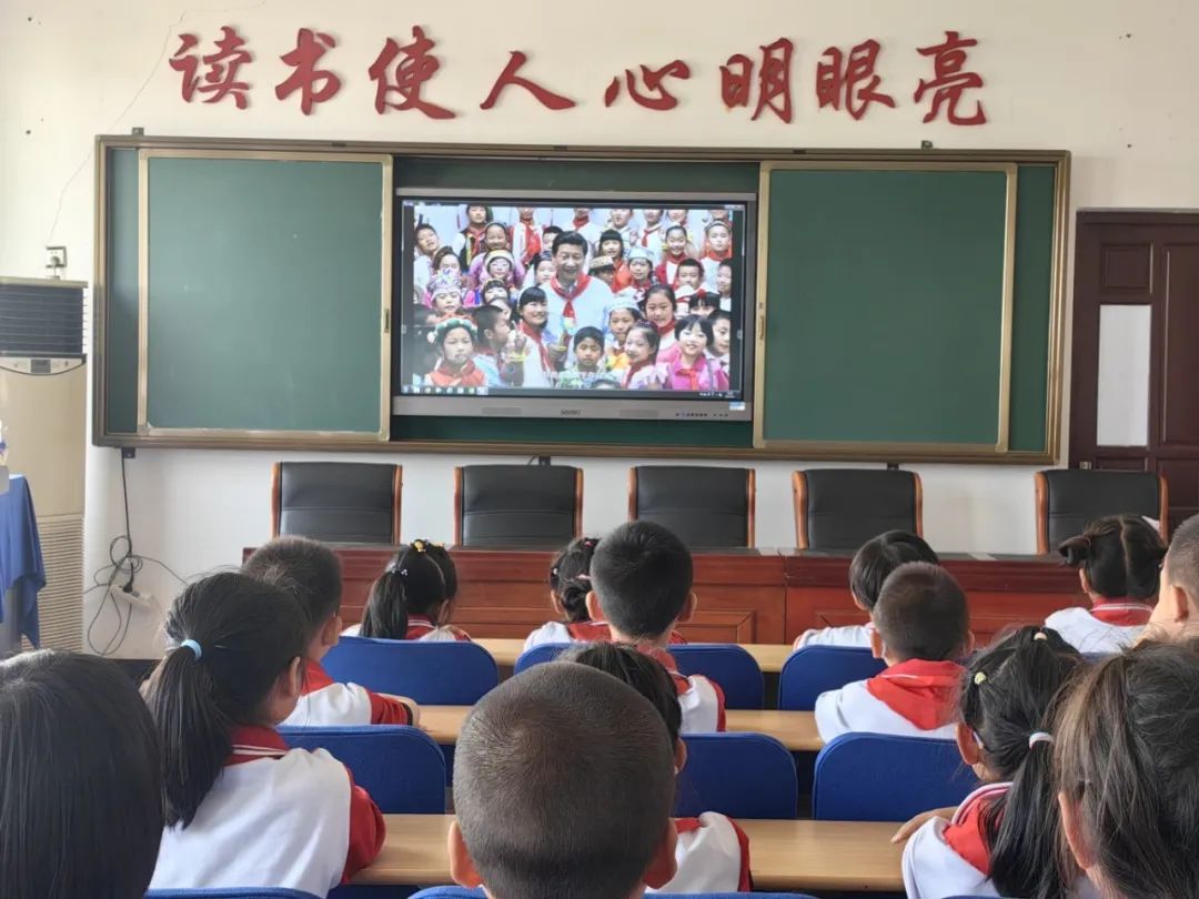 与雷锋同行 让梦想飞扬--凌海市雷锋小学少先队入队仪式 第25张