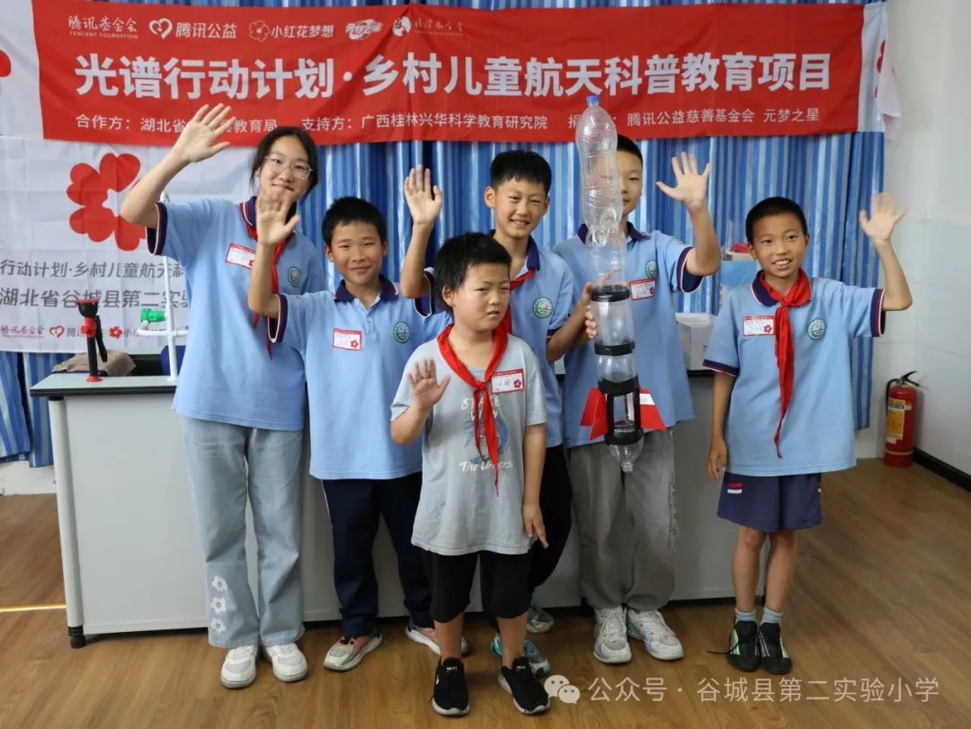 二实小学生的航天梦想:谷城县第二实验小学校园“水火箭制作及发射比赛”顺利举行 第18张