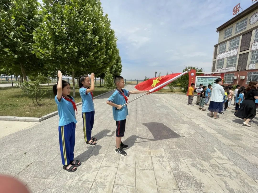 【入队仪式】红领巾爱祖国——金乡县中心小学兴隆校区一年级新队员入队仪式 第4张