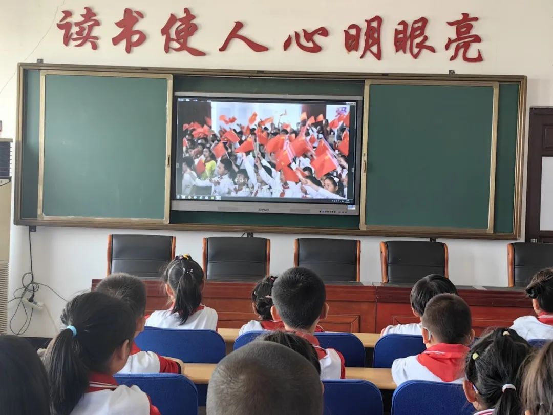 与雷锋同行 让梦想飞扬--凌海市雷锋小学少先队入队仪式 第26张