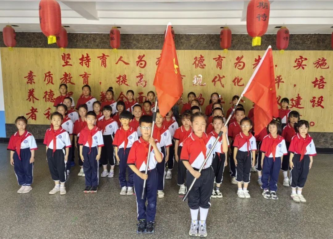 与雷锋同行 让梦想飞扬--凌海市雷锋小学少先队入队仪式 第18张