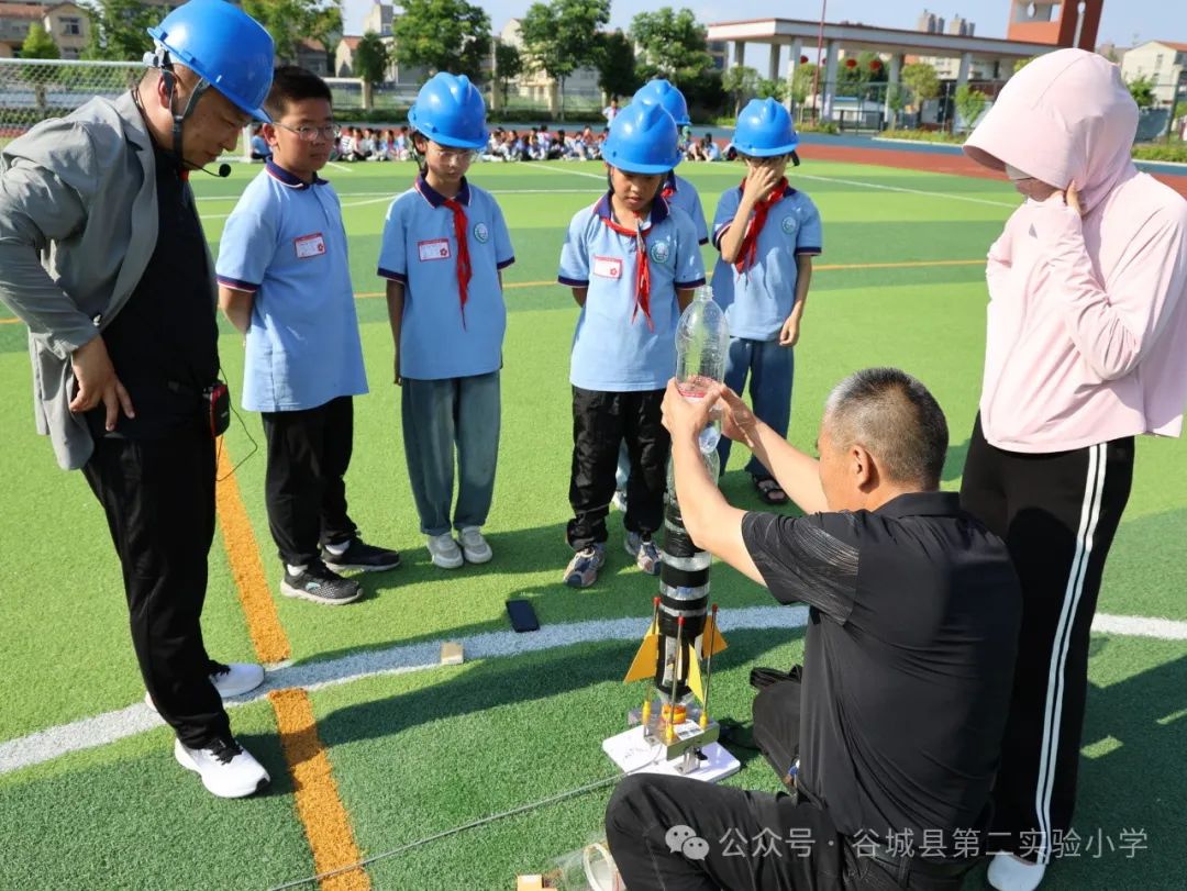 二实小学生的航天梦想:谷城县第二实验小学校园“水火箭制作及发射比赛”顺利举行 第26张