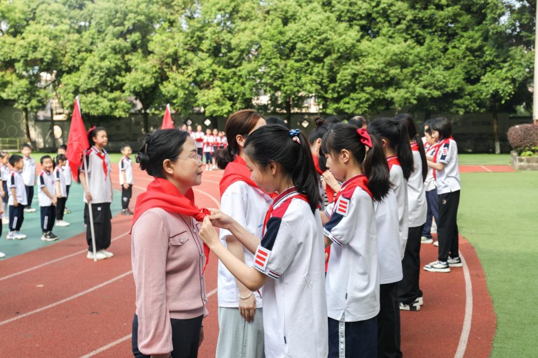 红领巾  爱祖国——福建小学2024年春新队员入队仪式 第7张