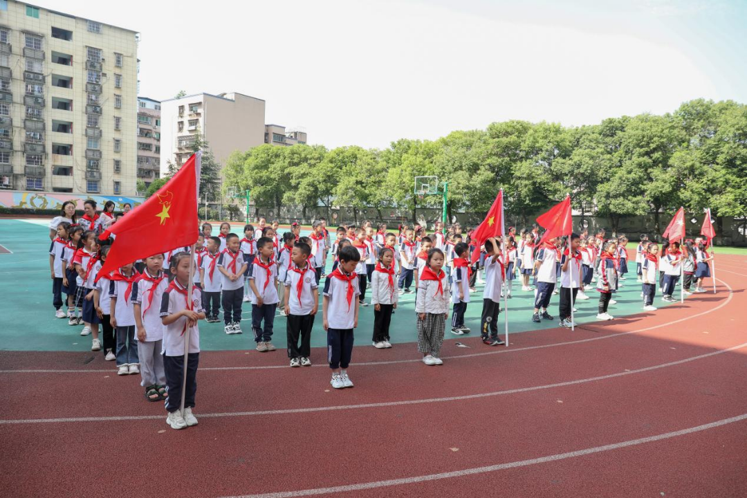 红领巾  爱祖国——福建小学2024年春新队员入队仪式 第1张