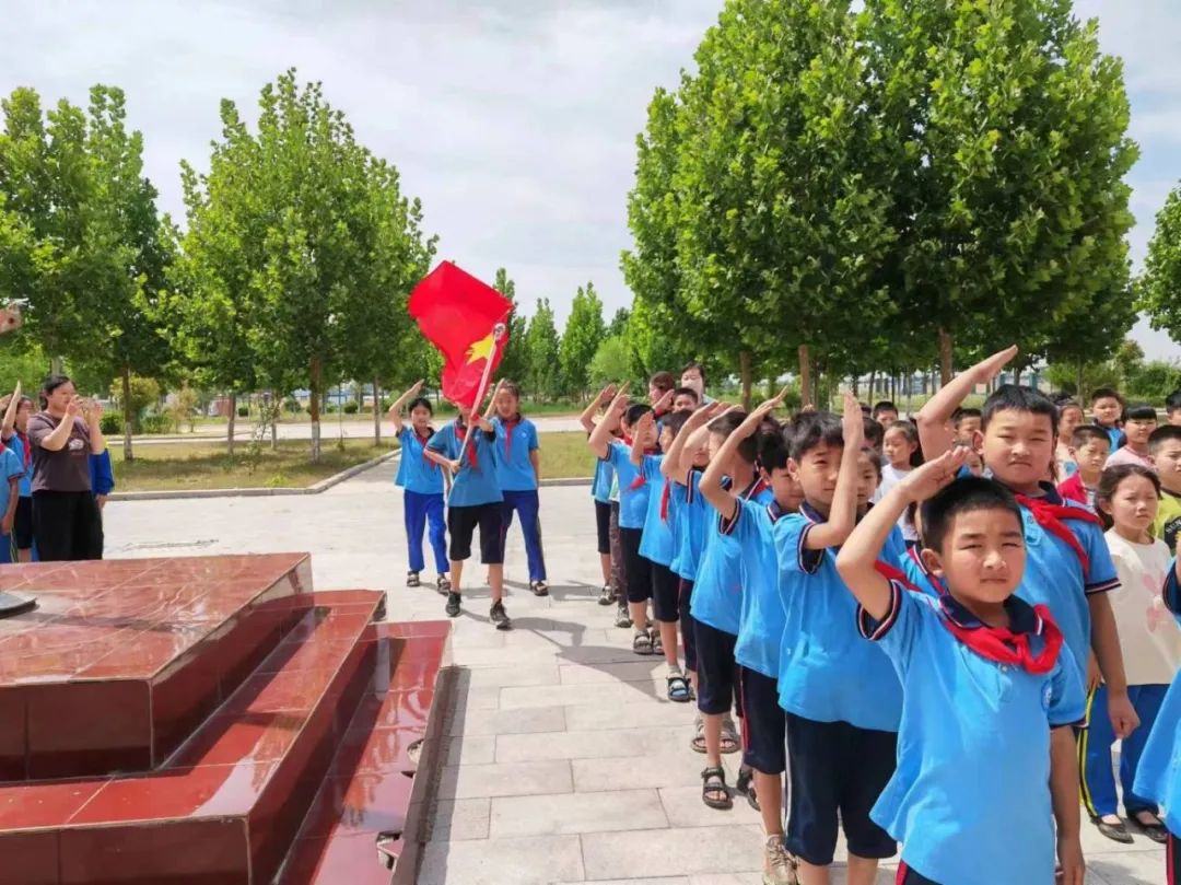 【入队仪式】红领巾爱祖国——金乡县中心小学兴隆校区一年级新队员入队仪式 第5张