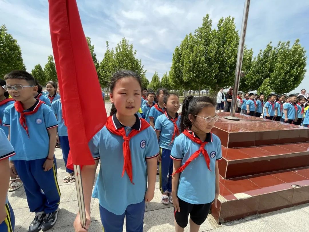 【入队仪式】红领巾爱祖国——金乡县中心小学兴隆校区一年级新队员入队仪式 第9张