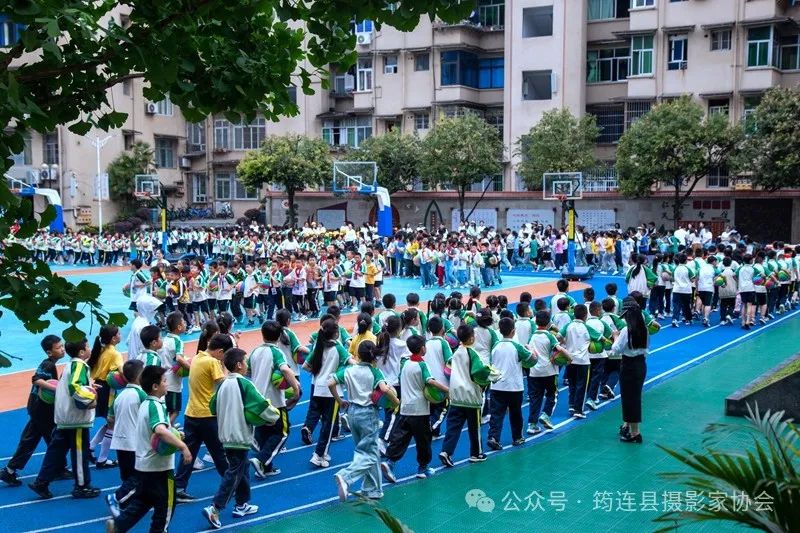 筠连:胜利街小学课间篮球操掠影 第8张