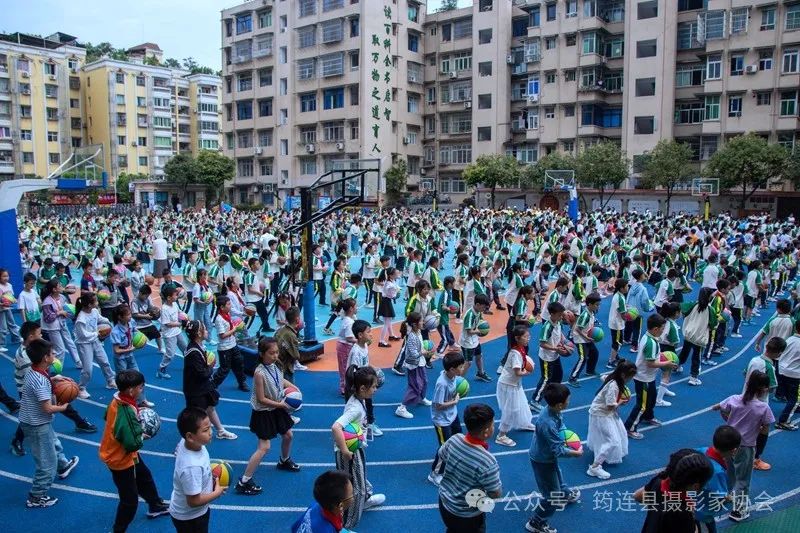 筠连:胜利街小学课间篮球操掠影 第6张