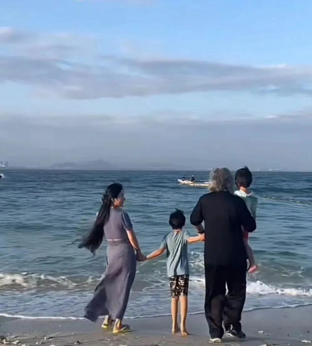张纪中夫妇海南度假,38岁杜星霖前凸后翘像少女,71岁张纪中像她爷