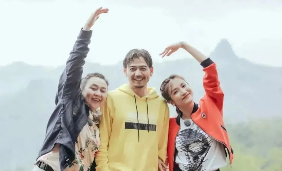 杨烁一家三口同框出游!杨烁男人味爆棚,娇妻宛如18岁少女,一家三口颜值好高