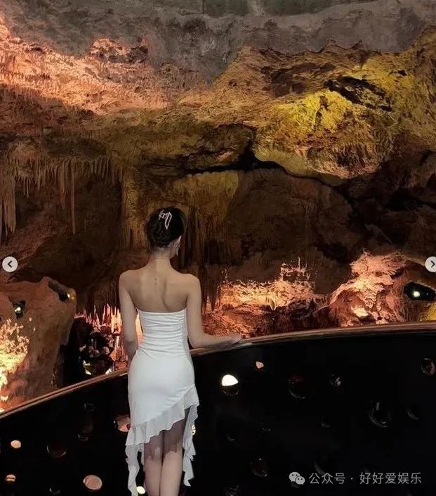 小S15岁二女儿Lily晒旅游照,像25岁 身着抹胸裙尽显曼妙身姿