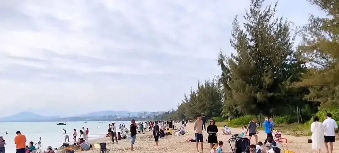 三亚旅游热潮引爆网络:天价机票引发滞留风波,官方回应惹争议
