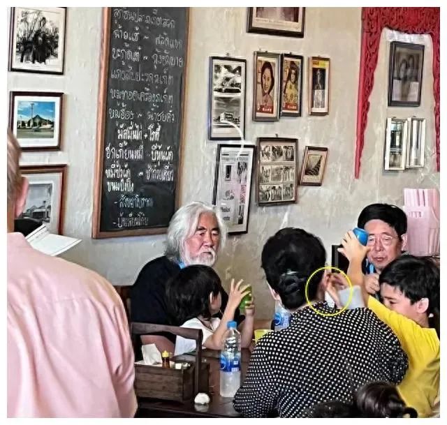 张纪中一家泰国度假,岳父岳母一同现身,张纪中一脸疲惫